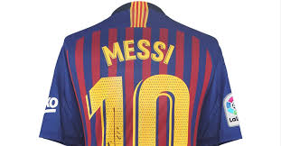Stay up to date with all the latest fc barcelona news. Fussballgott Lionel Messi Versteigert Sein Trikot Des Fc Barcelona