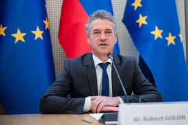Predsednik vlade Robert Golob ostaja v ...