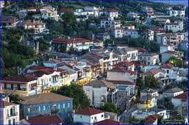 Στην κυπαρισσία εκτός από τις κατοικίες, υπάρχει κεντρική αγορά, καθώς και διάφορα εμπορικά καταστήματα, φαρμακεία, φούρνοι. Kyparissia Athellas