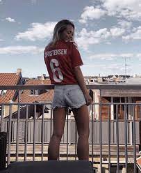 Karena ia memiliki kekasih yang tidak hanya cantik, namun juga setia. Chelsea S Lucky Charm Andreas Christensen S Stunning Girlfriend Cheers Europa League Win Daily Star