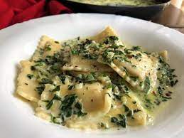 Ravioli In Creamy Garlic And Spinach White Sauce The Kitchen Docs Recipe Spinach And Cheese Ravioli White Sauce Pasta Spinach Cream Sauce