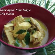 Karena hidangan berkuah yang nikmat ini selalu dijadikan sayur sebagai pelengkap ketupat. 15 Resep Opor Ayam Tahu Tempe Gif Ulasan Kuliner