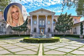 Her father's name is james spears and her mother's name is lynne spears.she has a brother named bryan spears and a sister named jamie lynn spears. Britney Spears Houses Inside The Popstar S Amazing Property Portfolio Loveproperty Com