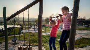 Urlaub Mit Kindern Im Ferienpark Von Landal Greenparks Kindgerechte Unterkunfte Spieleinrichtungen Aktivitaten Fur Ih Familien Urlaub Urlaub Familienurlaub