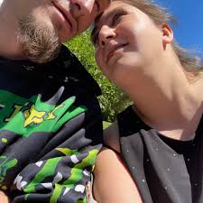 Comment ont-ils expliqué le départ de Léo dans Radio-Enfer? Je ne me  rappelle pas...