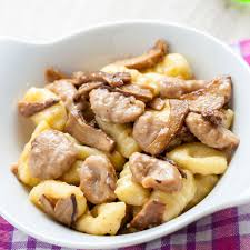 Gnocchi con funghi salsiccia (gnocchi met paddenstoelen en worst). Gnocchi Di Polenta Con Funghi E Salsiccia Aia Food