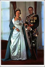 Achterin zijn echtgenote koningin juliana met het hondje zara. Koningin Juliana Met Stuart Parure En De Complete Indische Armband Let Op Prins Bernhard Bedolven Onder De Versiers Koninklijke Familie Koningin Beroemdheden
