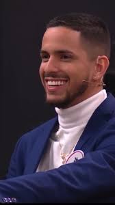 La felicidad esta en esos momentos que logramos ser libres. En esos  momentos que nos lanzamos a conquistar ese mundo que espera por nosotros.  🌹🤍, @pepe.mujicaok gracias por ser un profeta de la ...