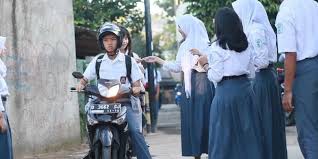 Welcome to anak sekolah see more of anak sekolah on facebook. Siswa Smp Dan Sma Bakal Dilarang Pakai Motor Ke Sekolah