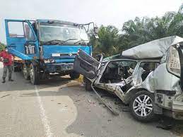Lelaki tumbuk anggota bomba direman empat hari. Tiga Beradik Maut Mpv Bertembung Lori