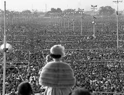 Queen elizabeth atop an elephant queen elizabeth was the first monarch to be crowned after india's independence from british colonial rule. Queen Elizabeth Ii Addresses A Vast Gathering Of More Than A Quarter Of A Million In India 1961 Rare Historical Photos