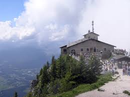 Bis auf das kehlsteinhaus sind fast keine „authentischen gebäude aus dem dritten reich mehr vorhanden. Kehlsteinhaus Wikipedia