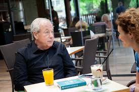 Miklós vámos — bei der vorstellung seines buches utazások erotikában 2007 miklós vámos (eigentlich „tibor) (* 29. Vamos Miklos Sokszor Voltam Hulye Interju Wmn