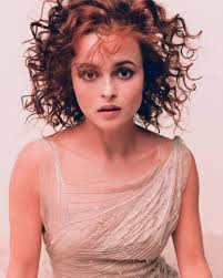 Helena Bonham Carter nació el 26 de mayo de 1966 en Londres, en una familia  de alto perfil. Su padre, Raymond Bonham Carter, era banquero, y su madre,  Elena Propper de Callejón,