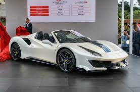 The ferrari 488 gtb originally debuted earlier this year, and took the place of the company's 458 italia. Ferrari 488 Pista Drops Its Top At Pebble Beach Concours