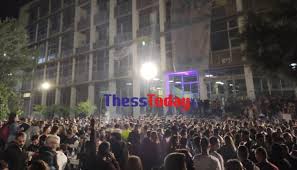 Νεκροσ 48χρονοσ dj απο ηλεκτροπληξια σε γνωστο μπαρ. 8essalonikh Koronoparti Sthn Filosofikh Toy Ap8 Dekades Atoma Kai Dj In Gr