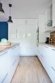 Cuisine Fonctionnelle Avec Rangement Cuisine Fonctionnelle Cuisine Blanche Et Bois Cuisine Ouverte