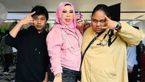 How did raja petra kamarudin turn from anwar's loyal supporter, to his biggest enemy? Raja Petra Bin Raja Kamarudin On Twitter Cosmetic Tycoon Vida S Teen Daughter Cik B Shocks Malaysians With Rm118 000 Outfit Of The Day Https T Co Fuaofgfzmb Https T Co Wrlgjjde8c