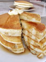 Aprende A Preparar Con Esta Receta Paso A Paso Unos Hot Cakes Esponjosos Y Riquisimos Acompanalos Con Miel Harina Para Hotcakes Hotcakes Receta Wafles Receta