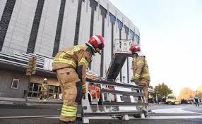 Aprender inglés significa poder comunicarme con las personas en cualquier parte del mundo. Un Simulacro De Incendio En El Corte Ingles Corta El Puente De Juan De Austria El Norte De Castilla