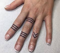 Dövme yaptırmak istiyorsanız fakat büyük dövmeler sevmiyorsanız nispeten küçük , oldukça estetik ve zarif görünümlü el dövmeleri bulmak mümkün. I The The 2nd One For The Ring Finger Tattoo With Jacob Parmak Dovmeleri Muthis Dovmeler Tattoo