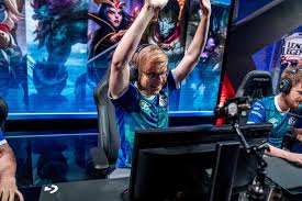 On april, 04 2021 15:00 at 15:00 (utc) (in 1 month) rogue goes up against fc schalke 04 in the final stage of the 2021 lol european championship spring league of legends tournament rogue current winrate is 60.00% against s04's 50.00%. Schalke 04 Showcases League Of Legends Team At Stadium