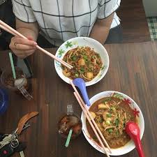 Lokasi bee hwa cafe yang tepat di seberang kantor polisi penang banyak dikunjungi oleh berbagai pengunjung, termasuk pengunjung muslim melayu dan india. We Ordered Charkueytiaw And Wantanmee Soup Picture Of Bee Hwa Cafe Penang Island Tripadvisor