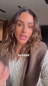 Elizabeth Chi 😘 Ella elige, ella ordena… y yo solo obedezco. 🫡😅💪  #EllaManda #YoObedezco #HumorDePareja #TeamElla #LoveReal