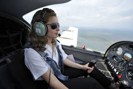 Dai examen din materia de liceu si, daca intri, la sfarsitul anilor de facultate obtii direct atpl. De La Pupitrul È™tirilor La Bordul Avionului Laura Roman Pilot De AviaÈ›ie È™i Povestea Unui Vis Implinit Indiferent De Sacrificii Life Ro