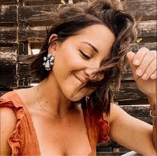 Leah Burnham's Instagram, Twitter & Facebook