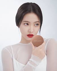 DÂN TỔ MÊ BURBERRY, YERI CŨNG VẬY! Burberry Tartan không hổ là hoạ tiết  hàng hiệu bị fake nhiều nhất trên thế giới. Dù Tartan mới đã được Tisci  biến tấu nhẹ