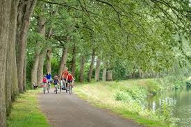 Velo Le Long Du Canal De Nantes A Brest Brest Destinations Bretagne