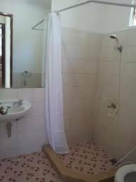 Gambar di atas memberikan contoh adanya bak mandi dan toilet dalam kamar mandi minimalis. Kamar Mandi Orang Sakit 4 Kamar Mandi Mandi