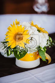 Die sonnenblume mit ihrem kräftig strahlenden blütenrad ist ein ganz besonderes symbol des sommers, das sich bei uns großer beliebtheit erfreut. Brautstrauss Mit Gelber Sonnenblume Und Pfingstrosen Fototapete Fototapeten Schone Floristischen Braut Myloview De