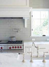 If you want to use tiles as a backsplash but have something more sleek and modern in mind, too, consider a similar design concept. Kuchenruckwand Aus Glas Der Moderne Fliesenspiegel Sieht So Aus Kitchen Backsplash Designs Kitchen Remodel White Kitchen Backsplash