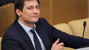 Отец дмитрия гудкова, бывший депутат госдумы геннадий гудков, сообщил в твиттере, что его сын «назначен с утра 1 июня у дмитрия гудкова и его семьи проходили обыски. Dlya Dmitriya Gudkova Prolobbirovali Proverku Obshestvo Kommersant