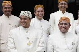 Wanita sunda yang berasal dari kalangan rakyat jelata mengenakan atasan berupa kebaya sunda tradisional. Pakaian Adat Sunda Nama Keunikan Gambar