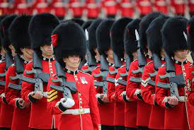 Queen S Guard May Give Up Bearskin Hats Mental Floss