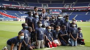 Lionel messi discusses psg move with mauricio pochettino. Y5aemd2oagzbym
