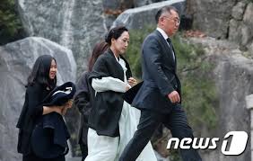 삼표그룹 정도원 회장과 정의선 부 회장의 아버지 정몽구는 경복고 선후배 사이라고 합니다. ì •ì˜ì„  ë¶€íšŒìž¥ æ•… ì •ì£¼ì˜ ëª…ì˜ˆíšŒìž¥ 14ì£¼ê¸° ì œì£¼ ç¥­ä¸» ì¢…í•©
