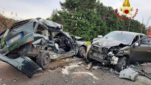 Un ragazzo di 21 anni è morto nello scontro tra la sua auto e un incidente a verolanuova, l'auto si spezza in due: Drammatico Frontale A Caorle Morta Una Ragazza Di 24 Anni Al Quinto Mese Di Gravidanza