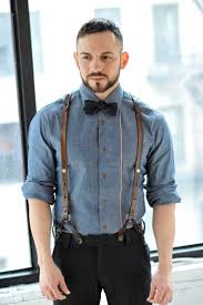 Blaues Chambray Langarmhemd Schwarze Vertikal Gestreifte Anzughose Schwarze Fliege Brauner Lederhosentrage Tirantes De Cuero Hombre Con Tirantes Moda Ropa Hombre