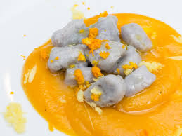 Gli gnocchi di patate viola sono una variante della ricetta tradizionale, usate questo ortaggio dal colore intenso, farina e uova. Ricette Di Stagione Gnocchi Di Patate Viola Su Crema Di Zucca