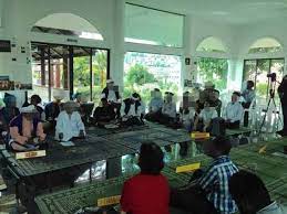 Dan kapsul yang disumbat dengan najis ketua ajaran sesat ayah pin. Ajaran Ayah Pin Versi Baharu Didakwa Bertapak Di Lembah Klang