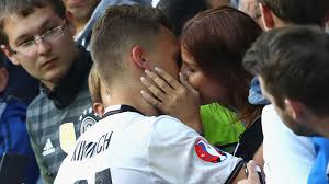 Wenn sie in der öffentlichkeit zu sehen ist, fällt joshua kimmich und lina meyer: Fc Bayern Star Joshua Kimmich Freundin Lina Meyer Zeigen Susse Bilder Ihrer Kinder