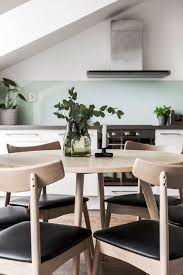 « la tendance est aux grandes tables de salle à manger en bois brut, entourées de chaises chinées ou dépareillées. Maison Objet Les Matieres Et Motifs Phares De 2018