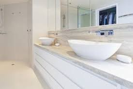 Esempio di una piccola stanza da bagno padronale moderna con lavabo a consolle, top piastrellato, doccia alcova, piastrelle verdi, piastrelle a mosaico, pareti verdi, pavimento con piastrelle in ceramica e ante in legno scuro. Diversi Stili Per Un Bagno In Muratura La Stampa