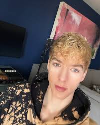 Writing out a new song🌙 V2 Lay me down On the bed My eyes roll shut In my  head You pull me close To hear your heart It gallops deep in my