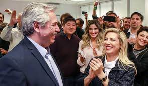 A atriz karina bacchi, 44, foi se vacinar e o que era para ser um momento de alegria se tornou um de angústia e incertezas. U Rldnom Sdbem