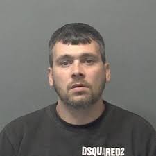 People urged to ring 999 and avoid approaching wanted Dunstable man Ben  Nicol